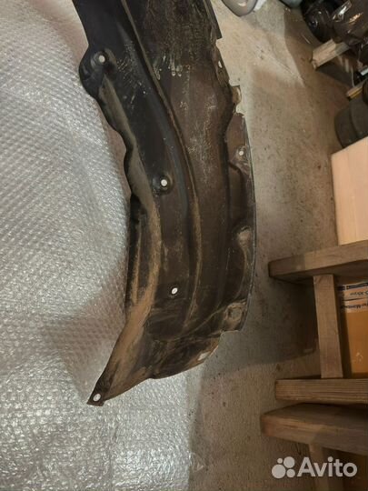 Подкрылок передний левый Land Cruiser 200