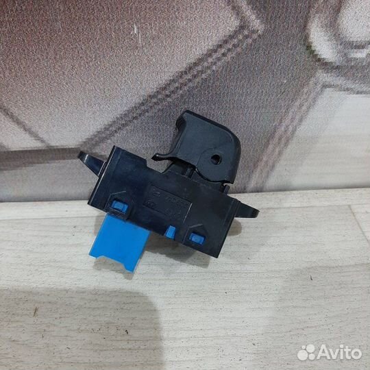 Кнопка стеклоподъемника передняя правая Kia Rio 3