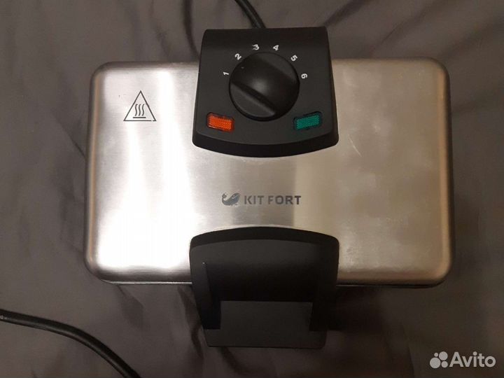 Вафельница для бельгийских вафель Kitfort кт-1606