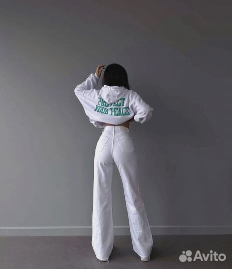 Белые джинсы трубы