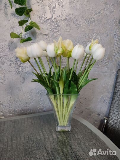 Белые тюльпаны в имитации воды