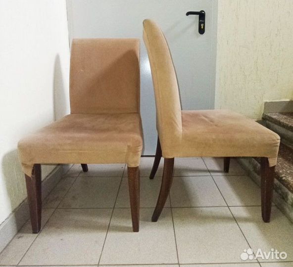 Мягкие деревянные стулья со спинкой