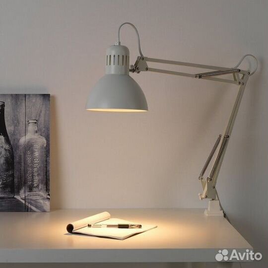 Лампа настольная белая