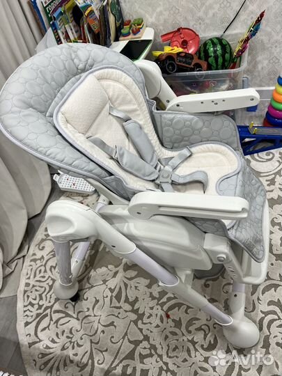 Стульчик для кормления с маятником