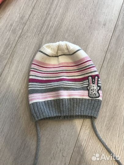 Шапки демисезонные для девочки 46-48. 50