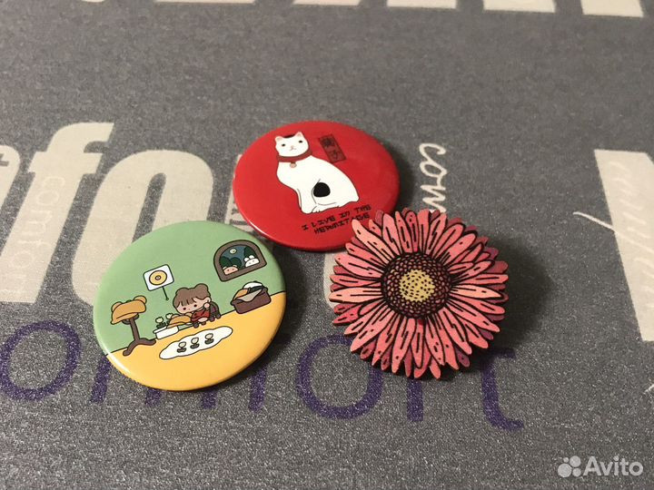 Значки «Я живу в Эрмитаже», «Цветок», «Chibi Girl»
