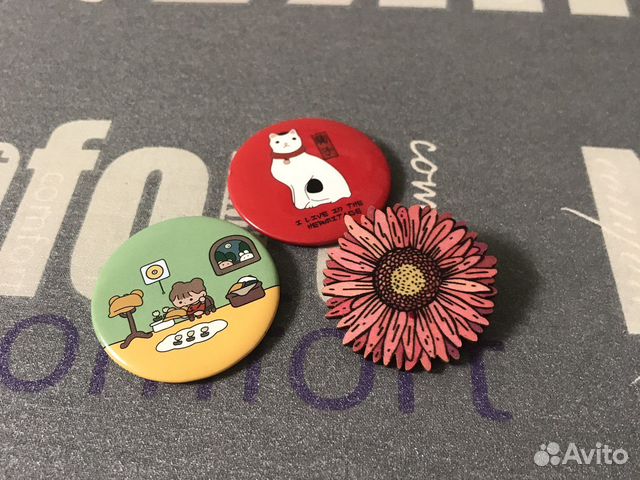 Значки «Я живу в Эрмитаже», «Цветок», «Chibi Girl»