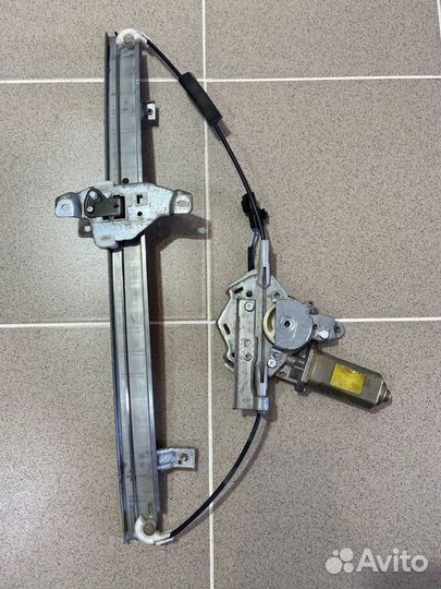 Стеклоподъемник задний левый Isuzu Bighorn 1994 г