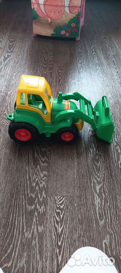 Игрушка трактор