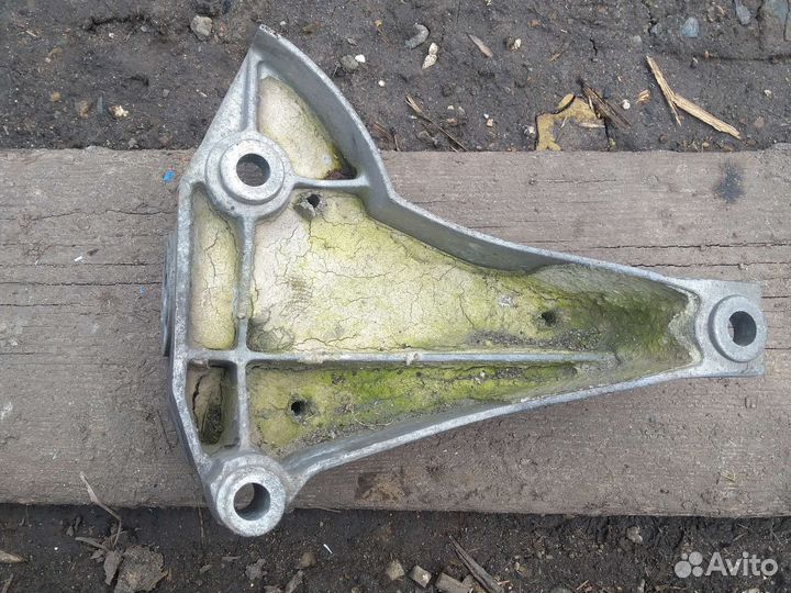 Кронштейн АКПП левый Volkswagen Passat B5