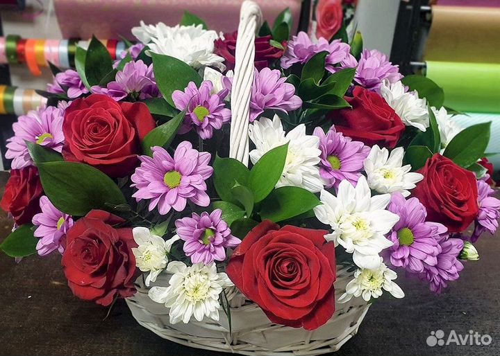 Корзины с живыми цветами в подарок