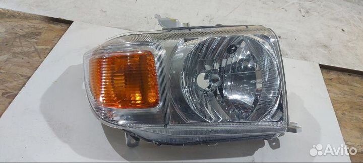 Фара галогеновая передняя правая Toyota Land