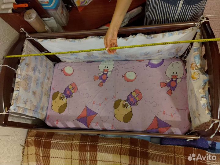 Детская кроватка с продольным маятником