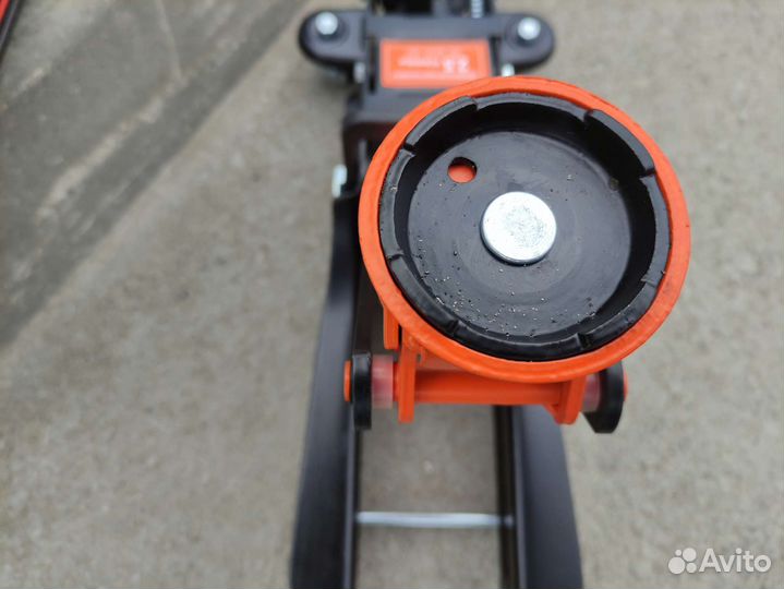 Домкрат подкатной