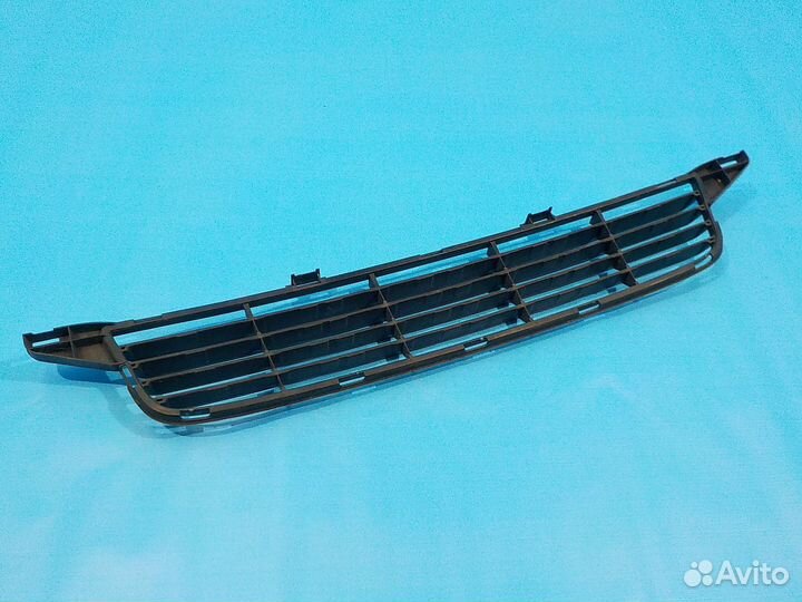 Решетка в бампер центральная toyota Avensis 3 (T27