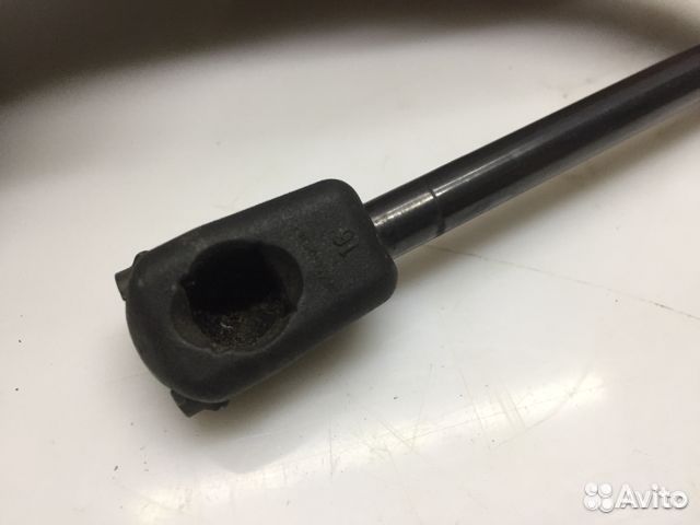 Амортизатор багажника Golf 5 оригинал бу