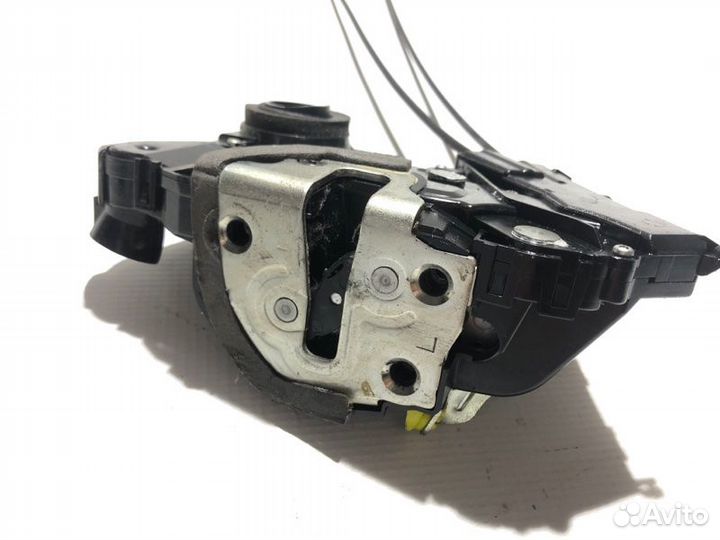 Замок боковой двери передний левый Toyota Vitz