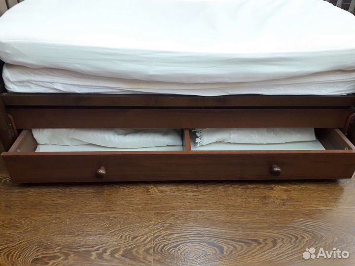 Детская кроватка с маятником и ящиком