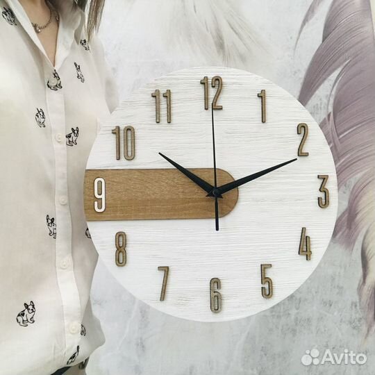 Часы настенные белые с брашированием круглые