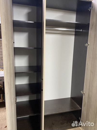 Шкаф платяной