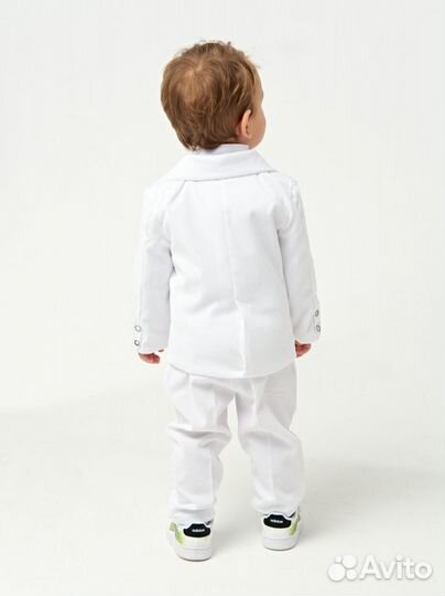 Белый вельветовый костюм для мальчика