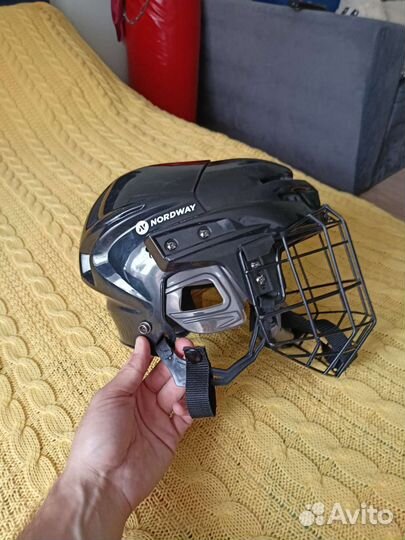 Хоккейный шлем