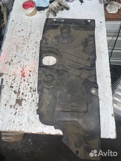 Декоративная накладка бачка гидроподвески Citroen