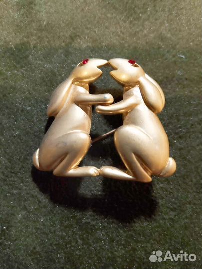 Броши с камнями из ювелирного сплава