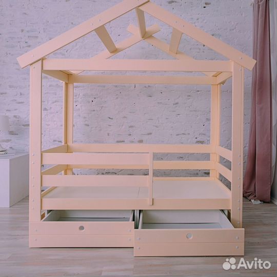 Детская кровать из дерева