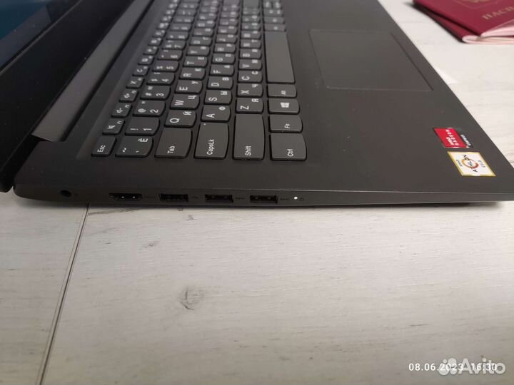 Ноутбук Lenovo v14-ADA