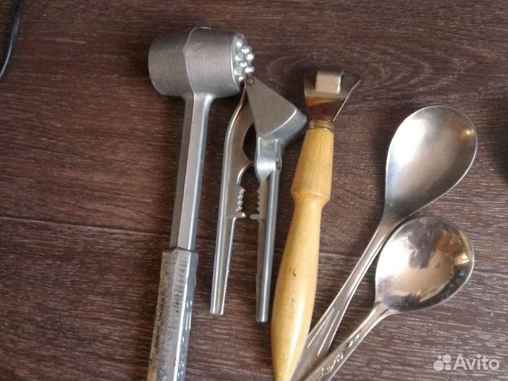 Ложки, вилки, тарелки