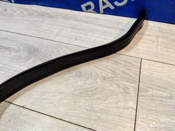 Уплотнительная резинка капота Mercedes-Benz