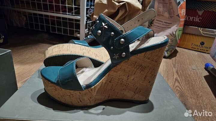 Босоножки на танкетке Carnaby