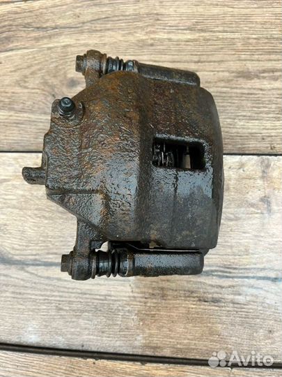 Тормозной суппорт передний левый Nissan Almera N16