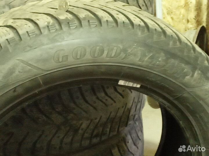 Goodyear UltraGrip 225/60 R17 100