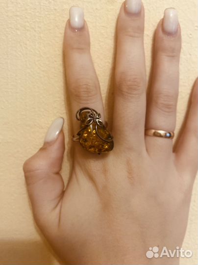 Серебряное кольцо с янтарем
