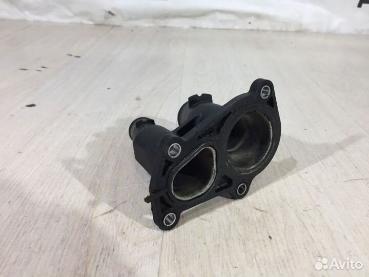 Корпус термостата Ford Focus CB sida 2010