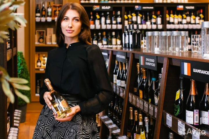 Сотрудник магазина гастрономии