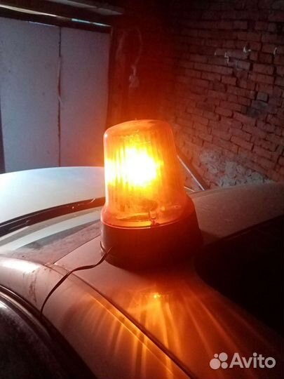 Проблесковый маяк желтый