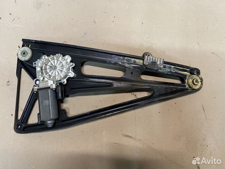 Стеклоподъемник задний правый BMW e38