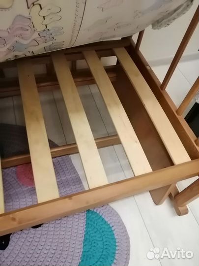Детская кроватка с поперечным маятником