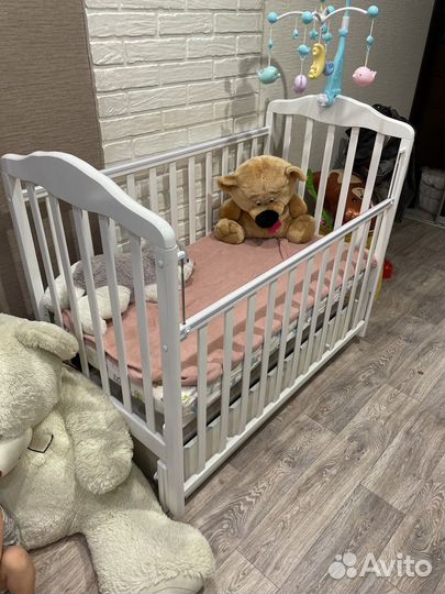 Детская кроватка с маятником и ящиком