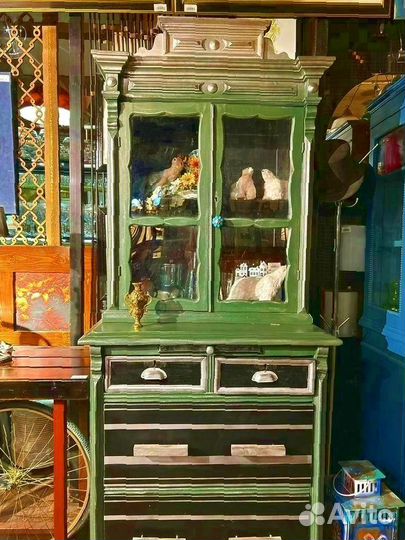 Буфет антикварный зеленого цвета