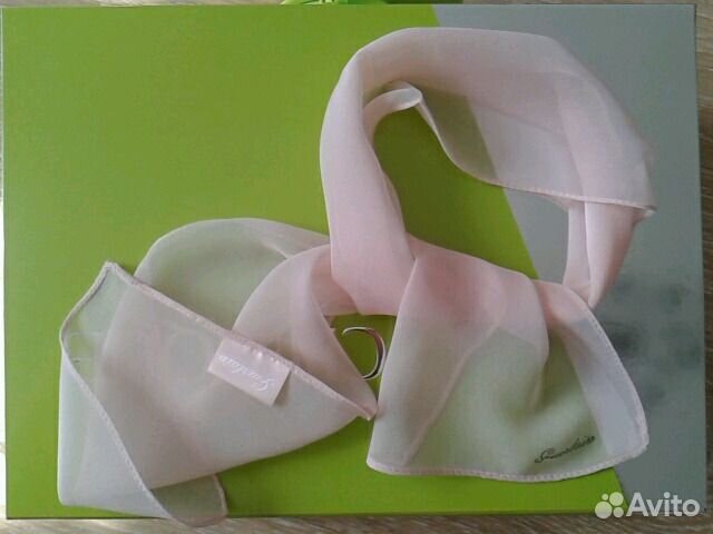 Шарфик guerlain.+косметичка с набором estee lauder