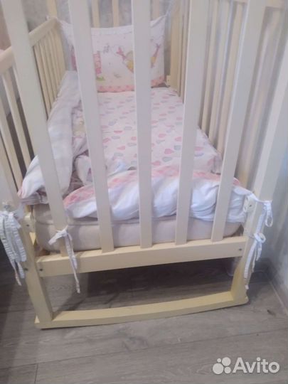 Детская кроватка с поперечным маятником