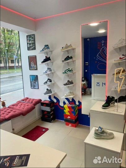 Готовый бизнес Магазин кроссовок с чп 170 тыс./мес