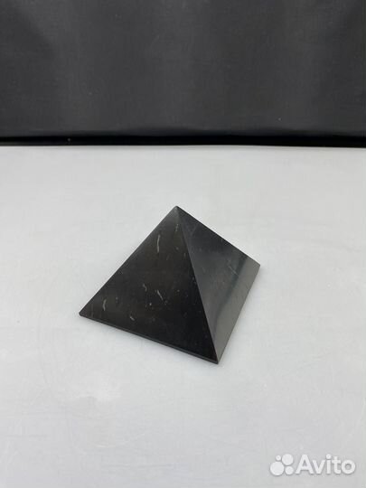 Шунгит полированная пирамида 9 см