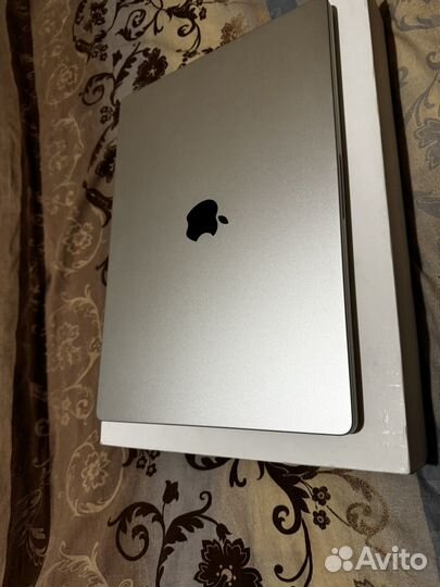 Macbook 16 pro M3 pro 512