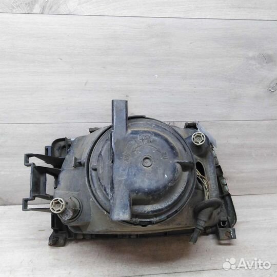 Фара левая Audi 100 C3 дефект стекла