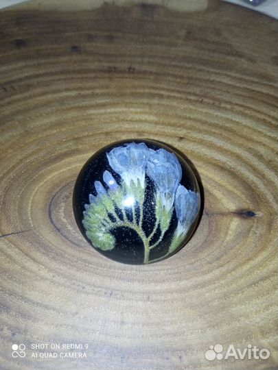 Брошь из эпоксидной смолы с сухоцветами